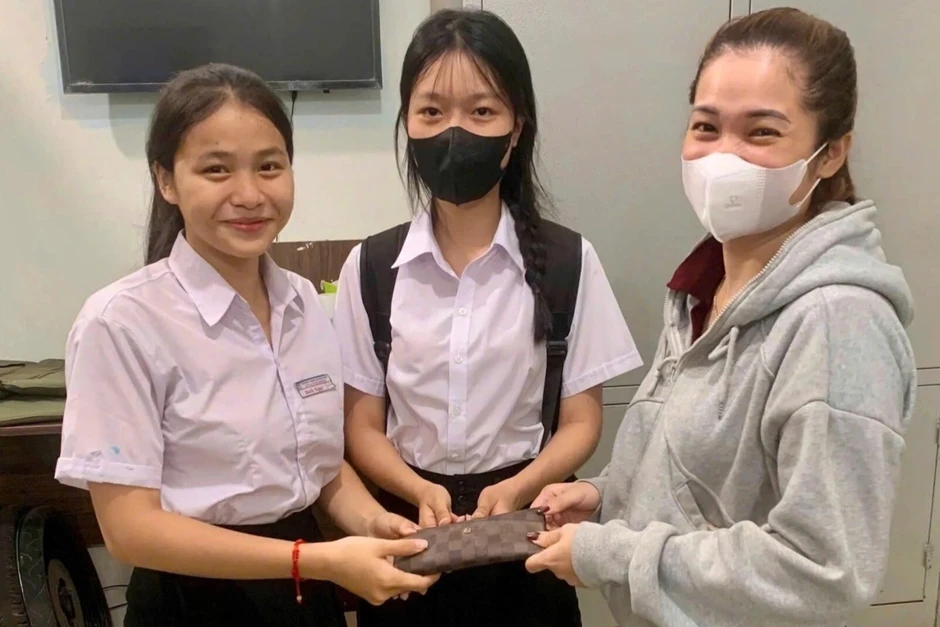 Hai nữ sinh khiến dân mạng “thả tim” vì hành động đẹp Hai nữ sinh khiến dân mạng “thả tim” vì hành động đẹp