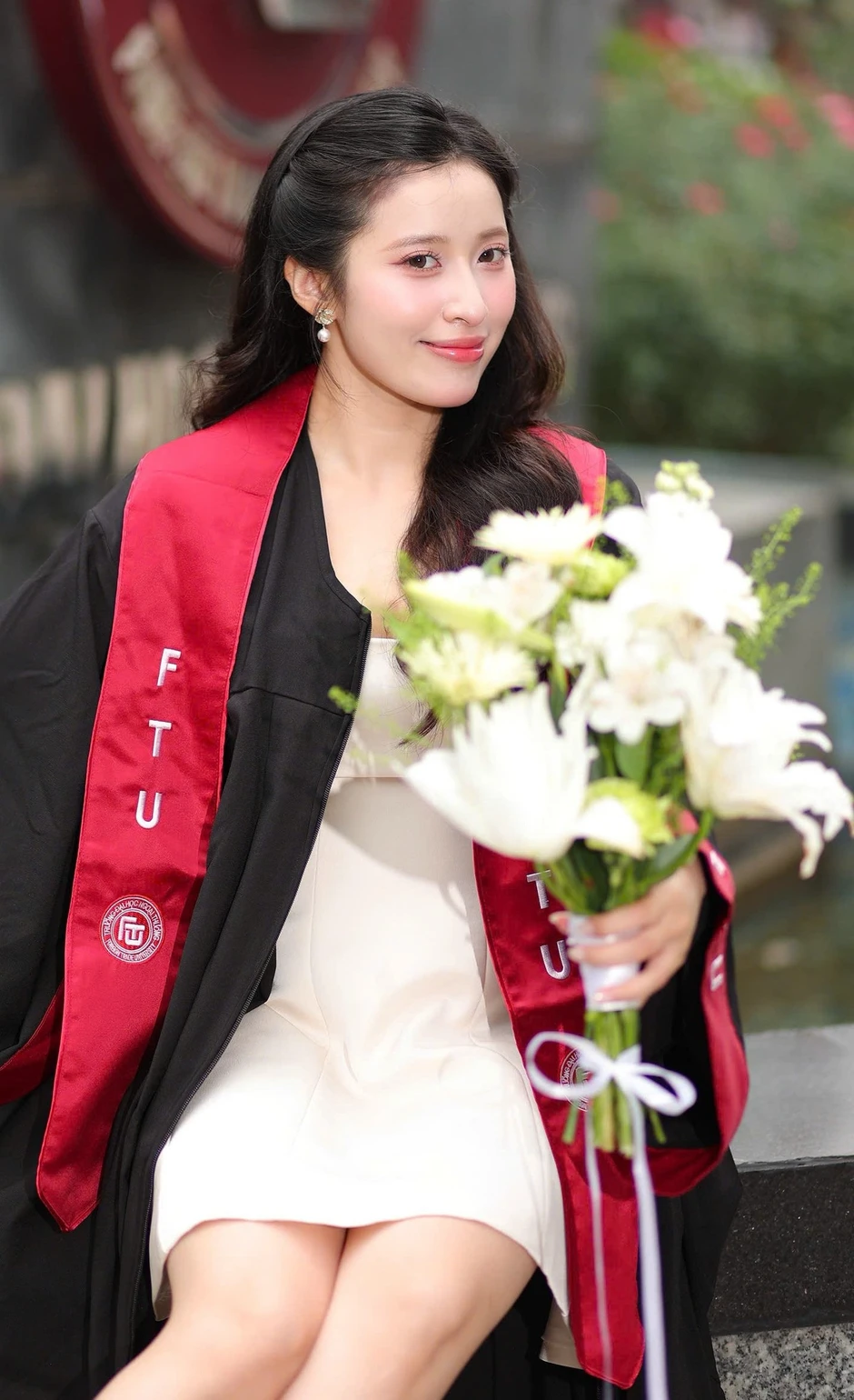 Hai nữ thủ khoa toàn quốc tốt nghiệp sớm loại xuất sắc tại Trường ĐH Ngoại thương Hai nữ thủ khoa toàn quốc tốt nghiệp sớm loại xuất sắc tại Trường ĐH Ngoại thương
