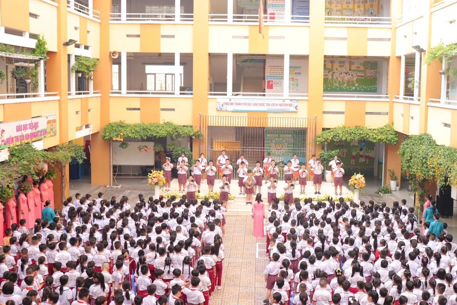 Hàng chục học sinh nghi ngộ độc, trường thay đổi hình thức học tập Hàng chục học sinh nghi ngộ độc, trường thay đổi hình thức học tập