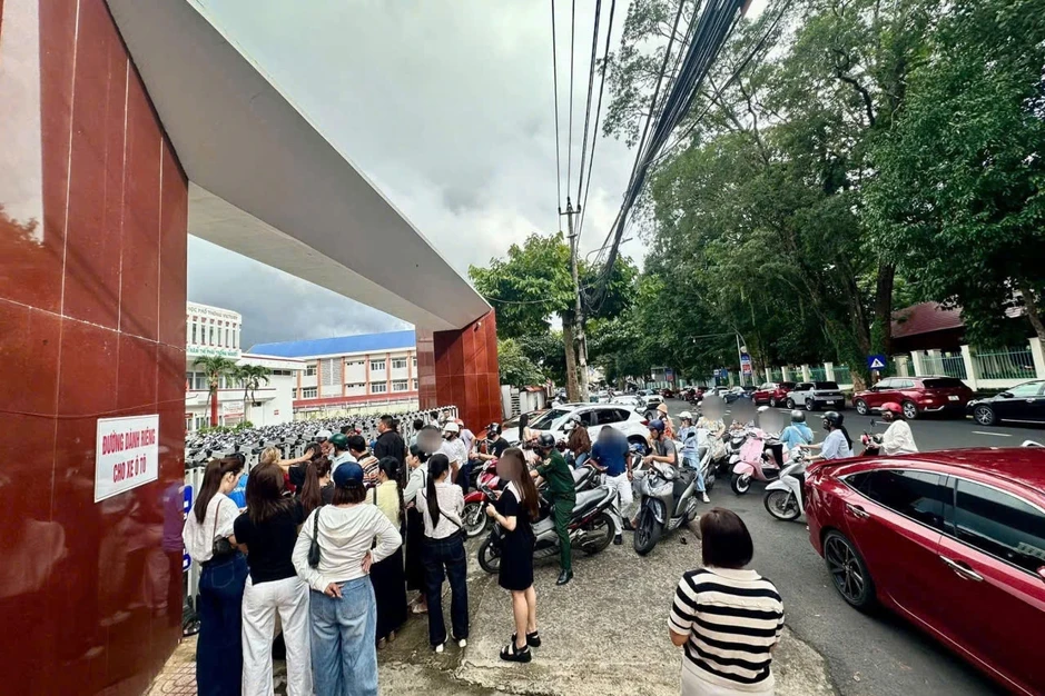Hàng chục phụ huynh đi họp muộn 15 phút, trường đóng cổng không cho vào Hàng chục phụ huynh đi họp muộn 15 phút, trường đóng cổng không cho vào