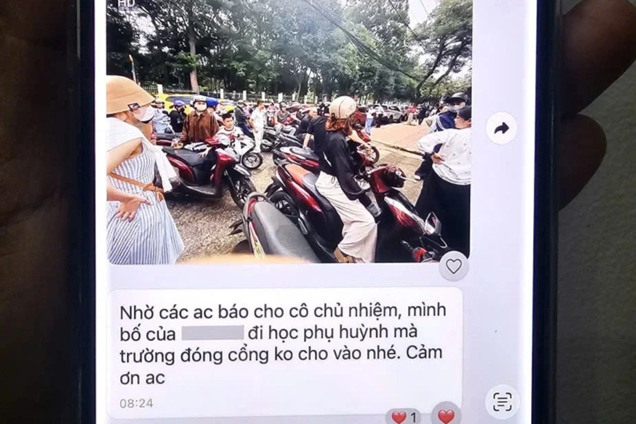 Hàng chục phụ huynh đi họp muộn 15 phút, trường đóng cổng không cho vào Hàng chục phụ huynh đi họp muộn 15 phút, trường đóng cổng không cho vào