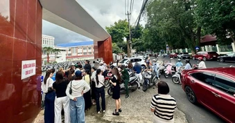 Hàng chục phụ huynh đi họp muộn 15 phút, trường đóng cổng không cho vào