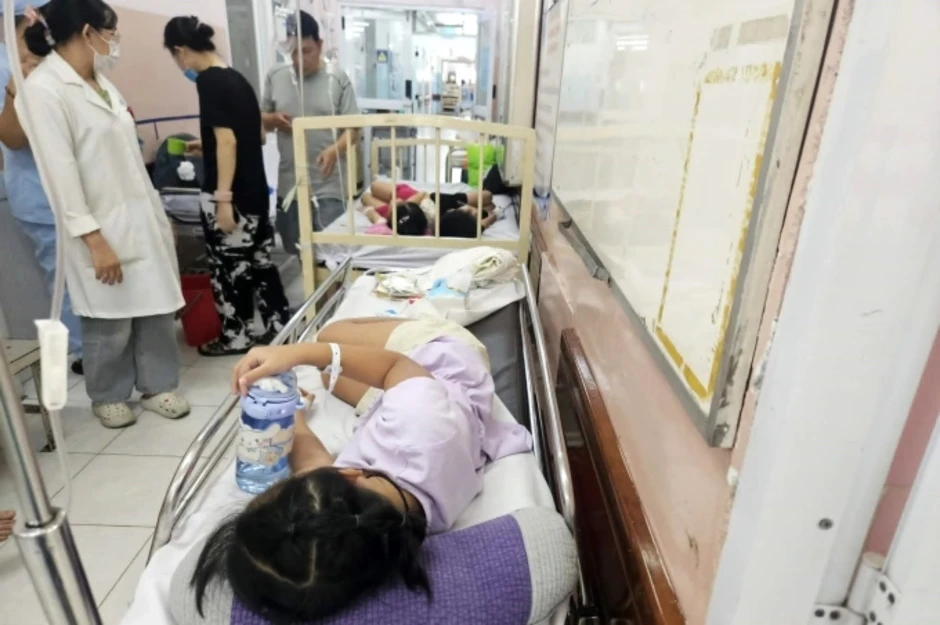 Hàng loạt học sinh nghi ngộ độc, trường ở TP HCM tạm dừng bán trú Hàng loạt học sinh nghi ngộ độc, trường ở TP HCM tạm dừng bán trú