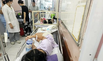 Hàng loạt học sinh nghi ngộ độc, trường ở TP HCM tạm dừng bán trú