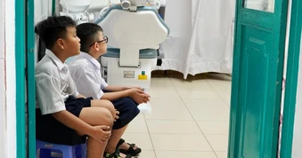 Hàng loạt học sinh nóng sốt bất thường, trường cấp tốc tạm dừng bán trú