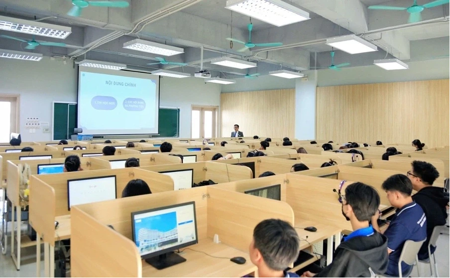 Hàng trăm học sinh THPT được "học thật" tại giảng đường, tự mình giải bài toán chọn ngành Hàng trăm học sinh THPT được "học thật" tại giảng đường, tự mình giải bài toán chọn ngành