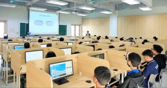 Hàng trăm học sinh THPT được "học thật" tại giảng đường, tự mình giải bài toán chọn ngành