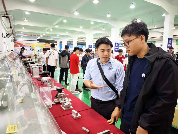 Hàng trăm học sinh TP.HCM khám phá dây chuyền sản xuất công nghiệp Hàng trăm học sinh TP.HCM khám phá dây chuyền sản xuất công nghiệp