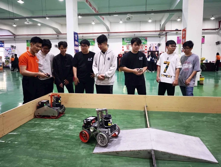 Hàng trăm học sinh TP.HCM khám phá dây chuyền sản xuất công nghiệp Hàng trăm học sinh TP.HCM khám phá dây chuyền sản xuất công nghiệp