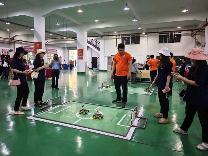 Hàng trăm học sinh TP.HCM khám phá dây chuyền sản xuất công nghiệp Hàng trăm học sinh TP.HCM khám phá dây chuyền sản xuất công nghiệp