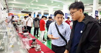 Hàng trăm học sinh TP.HCM khám phá dây chuyền sản xuất công nghiệp