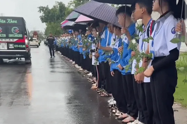 Hàng trăm học sinh xếp hàng tiễn biệt cô giáo ra đi vì bệnh nan y