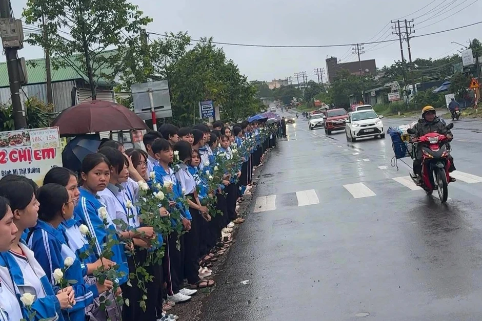 Hàng trăm học sinh xếp hàng tiễn biệt cô giáo ra đi vì bệnh nan y