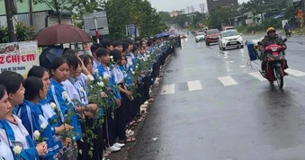 Hàng trăm học sinh xếp hàng tiễn biệt cô giáo ra đi vì bệnh nan y