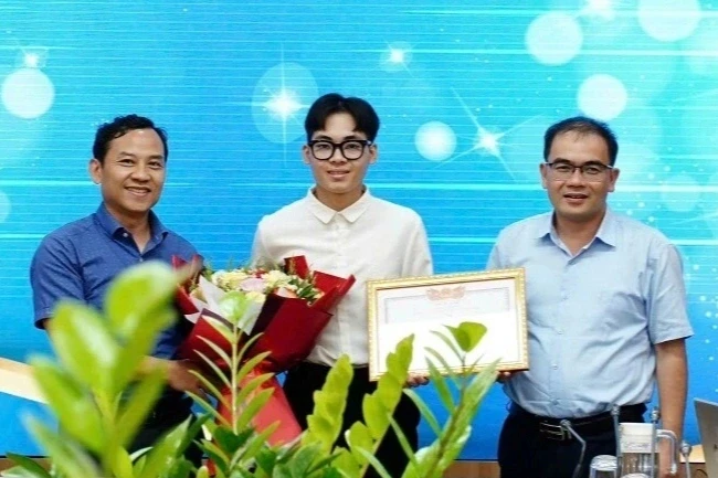 Hành động đẹp của nam sinh sau khi tài khoản nhận được 900 triệu đồng Hành động đẹp của nam sinh sau khi tài khoản nhận được 900 triệu đồng