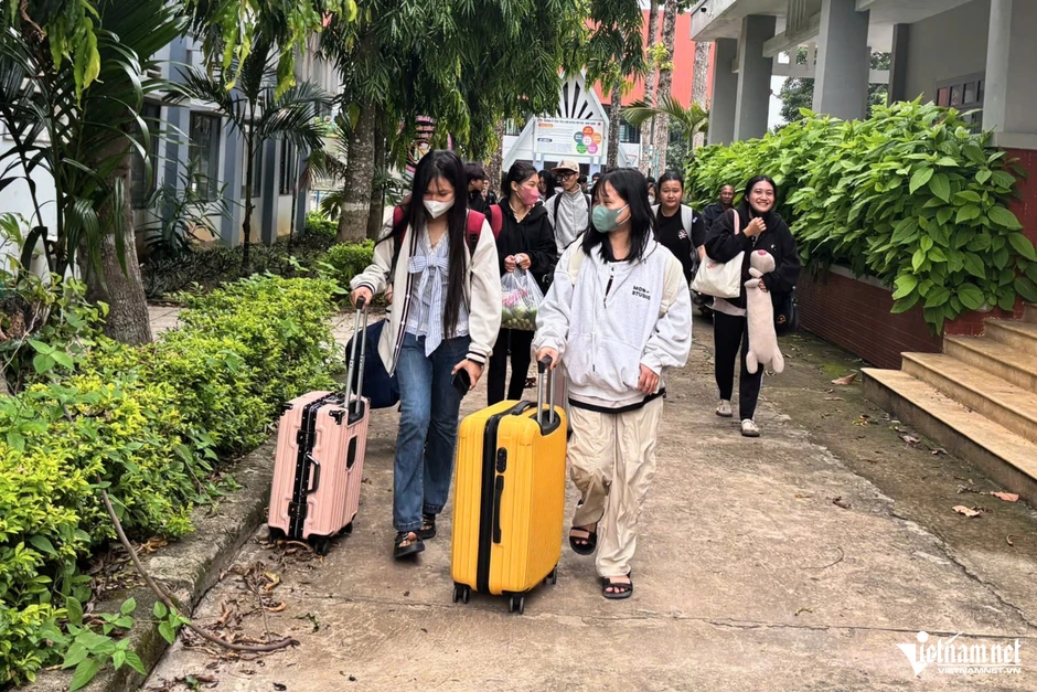 Hành trình băng rừng, vượt quãng đường 60km đến điểm thi tốt nghiệp THPT