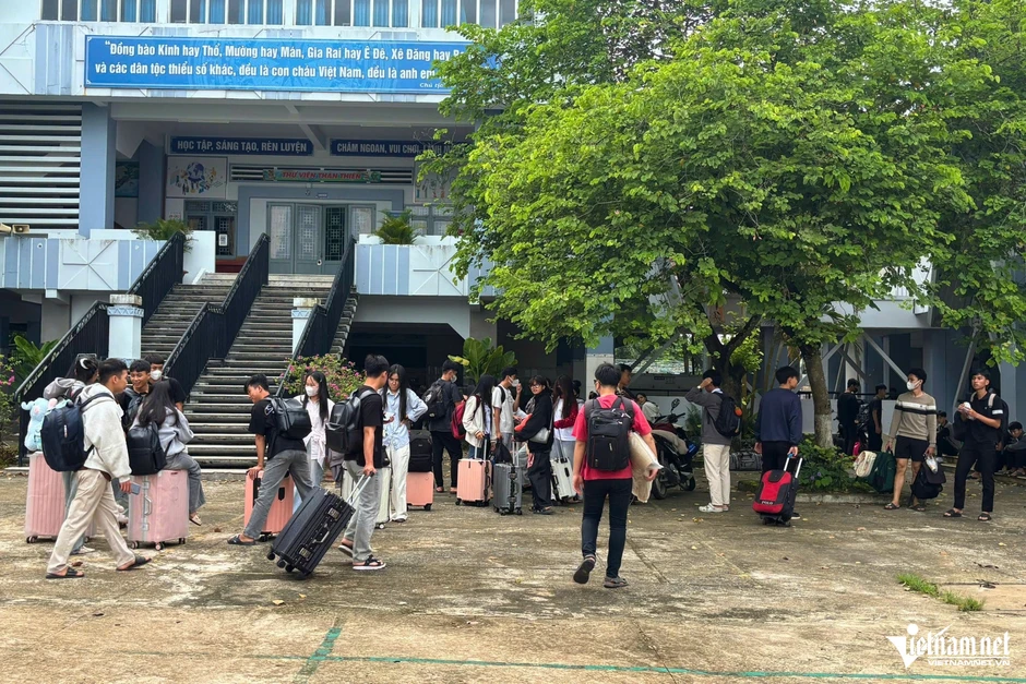 Hành trình băng rừng, vượt quãng đường 60km đến điểm thi tốt nghiệp THPT