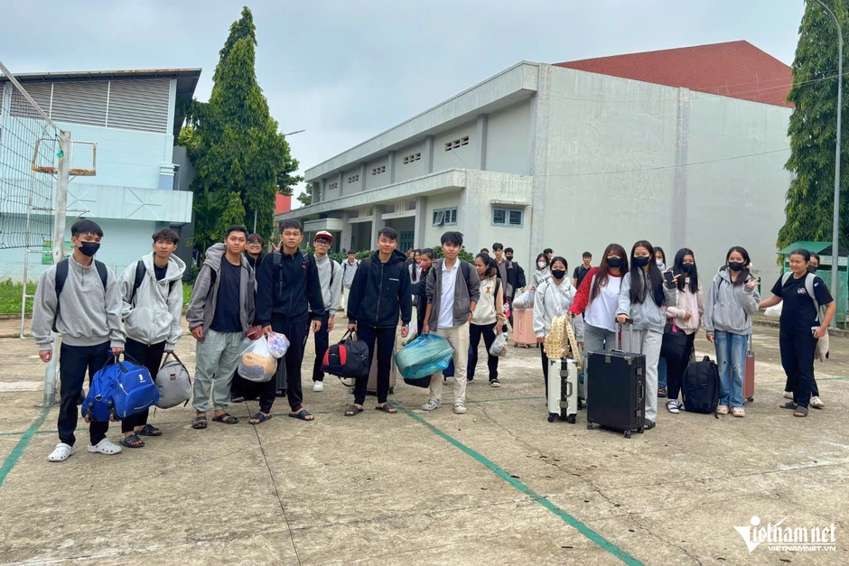 Hành trình băng rừng, vượt quãng đường 60km đến điểm thi tốt nghiệp THPT
