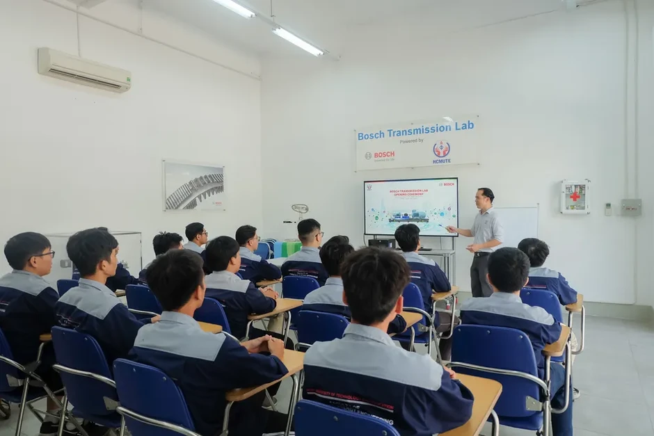 HCM-UTE tiếp tục nhận hồ sơ tuyển sinh đại học đào tạo từ xa đợt 3 năm 2026 HCM-UTE tiếp tục nhận hồ sơ tuyển sinh đại học đào tạo từ xa đợt 3 năm 2026
