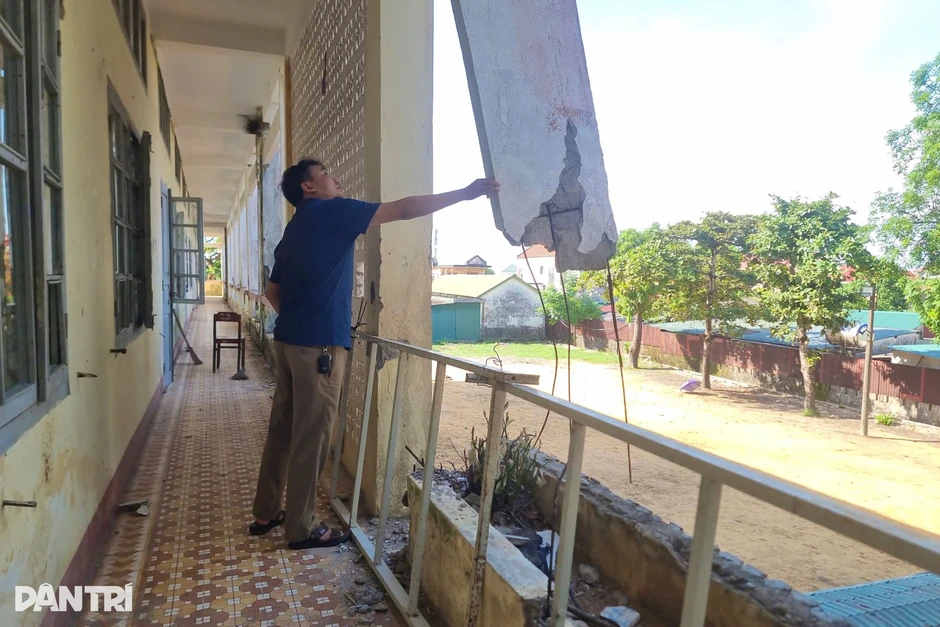 Hiểm nguy lơ lửng trên đầu nhiều giáo viên, học sinh