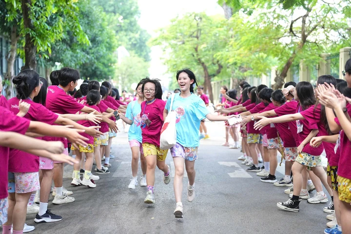 Hiệu phó Chuyên Ngoại ngữ nhắn tân học sinh: 'Bản lĩnh để không đánh mất mình' Hiệu phó Chuyên Ngoại ngữ nhắn tân học sinh: 'Bản lĩnh để không đánh mất mình'