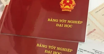 Hiệu trưởng cấp bằng tốt nghiệp THPT