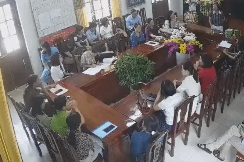 Hiệu trưởng đập bàn, ném cốc trong cuộc họp Hiệu trưởng đập bàn, ném cốc trong cuộc họp