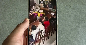 Hiệu trưởng đập bàn, ném cốc trong cuộc họp