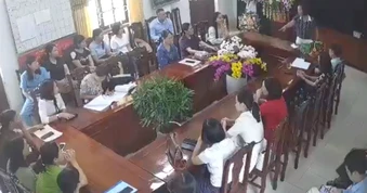 Hiệu trưởng đập bàn, ném cốc trước mặt giáo viên thôi làm hiệu trưởng