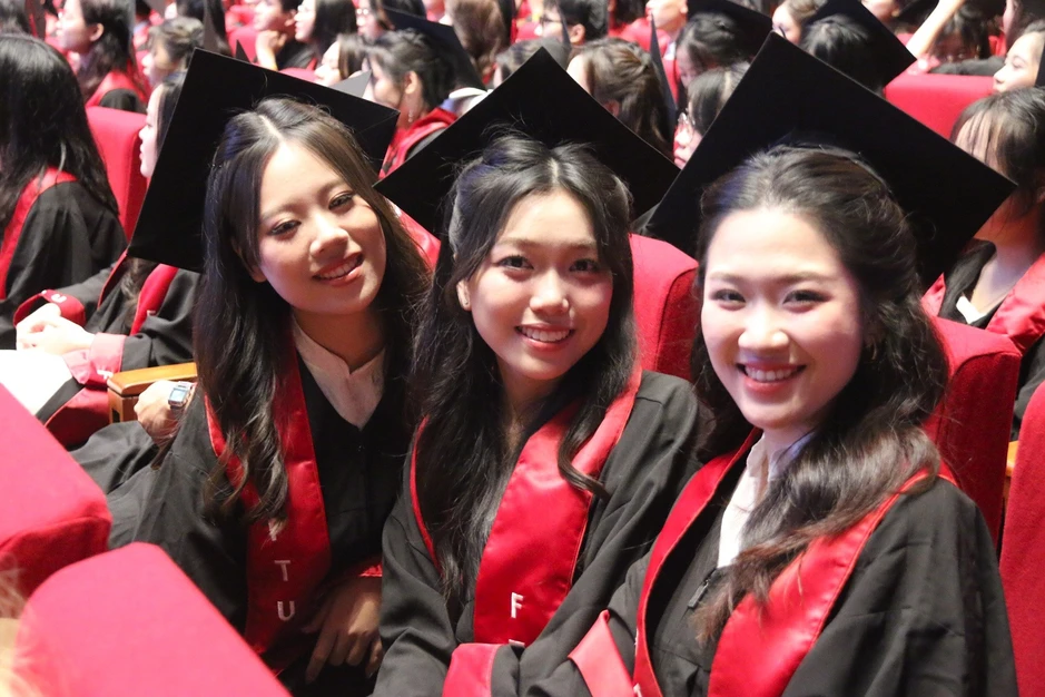 Hiệu trưởng Ngoại thương nhắn cử nhân đủ tĩnh lặng, ‘núi cao còn có núi cao hơn’ Hiệu trưởng Ngoại thương nhắn cử nhân đủ tĩnh lặng, ‘núi cao còn có núi cao hơn’