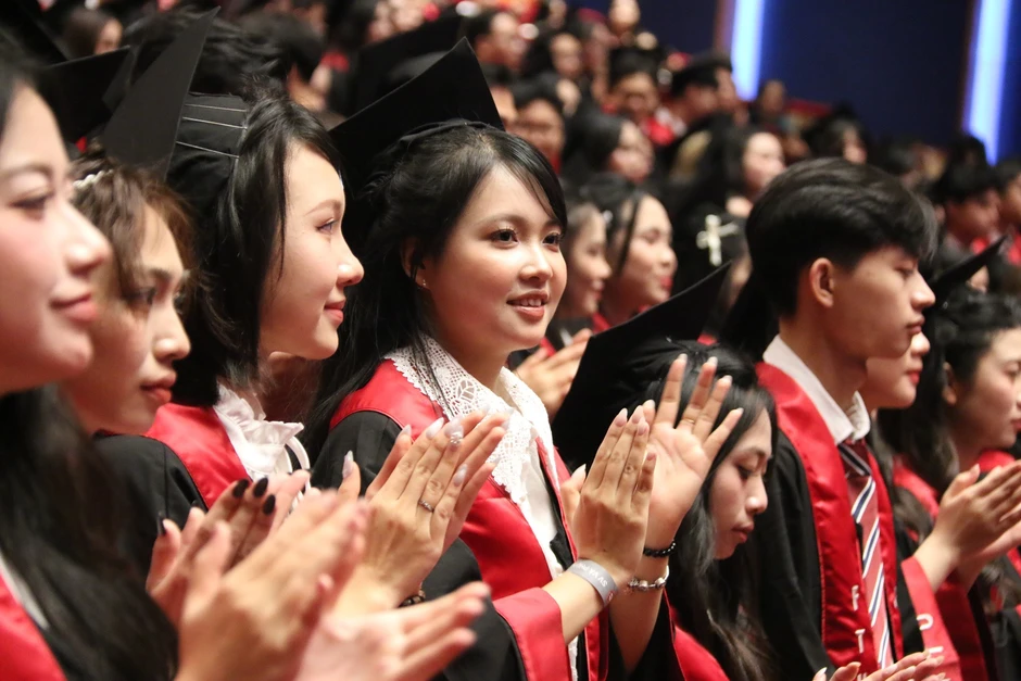 Hiệu trưởng Ngoại thương nhắn cử nhân đủ tĩnh lặng, ‘núi cao còn có núi cao hơn’ Hiệu trưởng Ngoại thương nhắn cử nhân đủ tĩnh lặng, ‘núi cao còn có núi cao hơn’