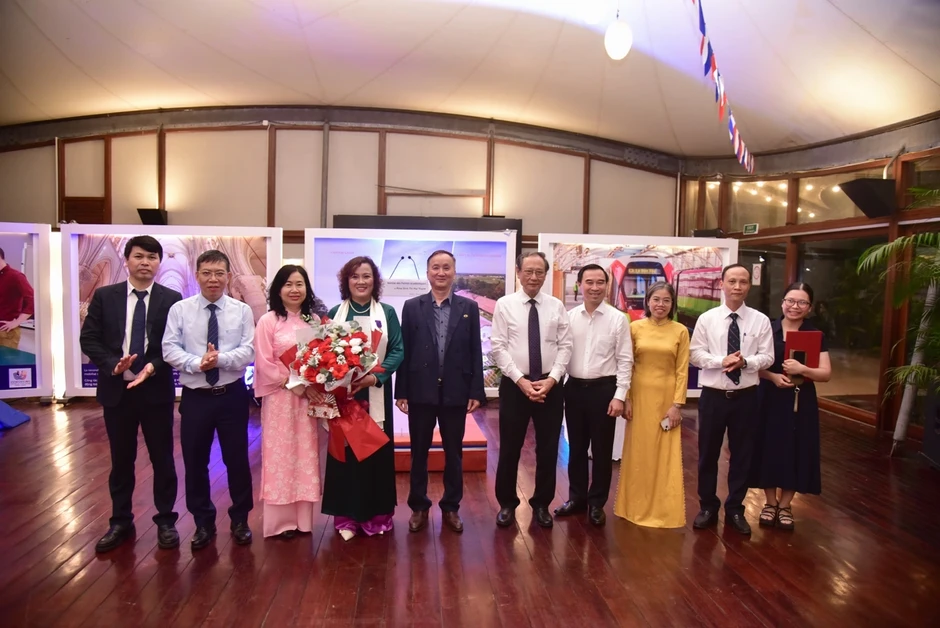 Hiệu trưởng Trường Đại học Khoa học và Công nghệ Hà Nội nhận Huân chương Cành cọ Hàn lâm Hiệu trưởng Trường Đại học Khoa học và Công nghệ Hà Nội nhận Huân chương Cành cọ Hàn lâm