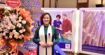 Hiệu trưởng Trường Đại học Khoa học và Công nghệ Hà Nội nhận Huân chương Cành cọ Hàn lâm