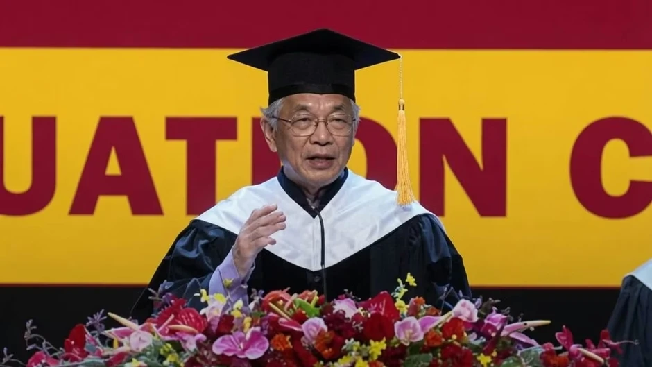 Hiệu trưởng xin nghỉ không lương vì phát biểu gây phẫn nộ tại lễ tốt nghiệp Hiệu trưởng xin nghỉ không lương vì phát biểu gây phẫn nộ tại lễ tốt nghiệp