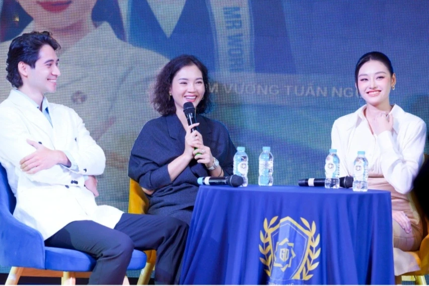 Hoa hậu Yến Nhi chia sẻ với sinh viên áp lực của nghề "vạn người mê" Hoa hậu Yến Nhi chia sẻ với sinh viên áp lực của nghề "vạn người mê"