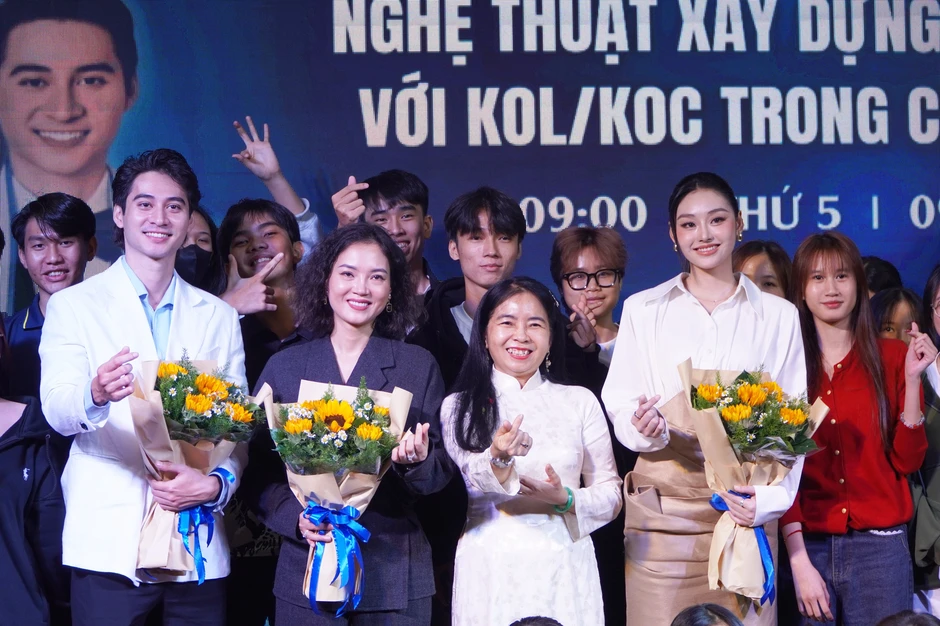Hoa hậu Yến Nhi chia sẻ với sinh viên áp lực của nghề "vạn người mê" Hoa hậu Yến Nhi chia sẻ với sinh viên áp lực của nghề "vạn người mê"