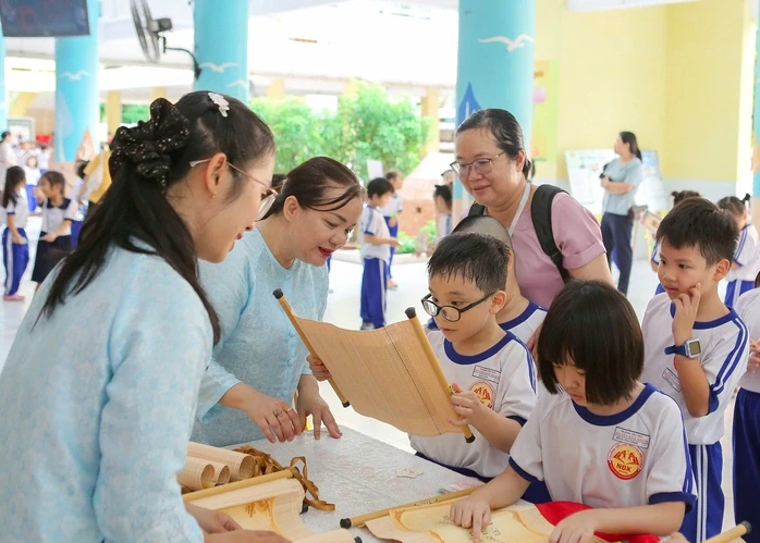 Hóa thân thành nhân vật lịch sử, học sinh lớp 1 "bùng nổ" với hành trình "Theo dấu chân anh hùng" Hóa thân thành nhân vật lịch sử, học sinh lớp 1 "bùng nổ" với hành trình "Theo dấu chân anh hùng"