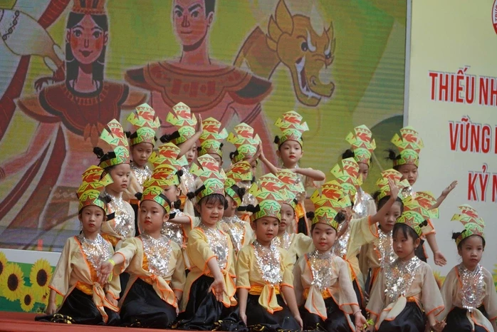 Hóa thân thành nhân vật lịch sử, học sinh lớp 1 "bùng nổ" với hành trình "Theo dấu chân anh hùng" Hóa thân thành nhân vật lịch sử, học sinh lớp 1 "bùng nổ" với hành trình "Theo dấu chân anh hùng"
