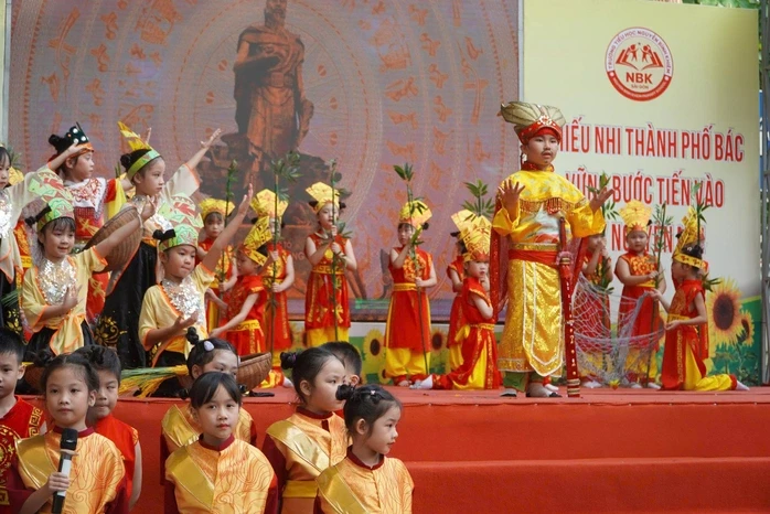 Hóa thân thành nhân vật lịch sử, học sinh lớp 1 "bùng nổ" với hành trình "Theo dấu chân anh hùng" Hóa thân thành nhân vật lịch sử, học sinh lớp 1 "bùng nổ" với hành trình "Theo dấu chân anh hùng"