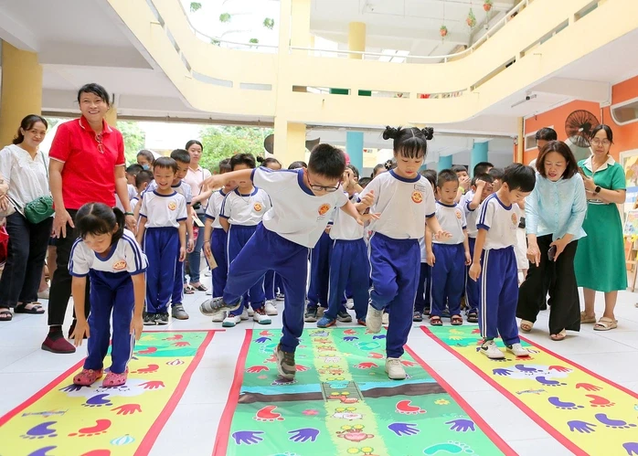 Hóa thân thành nhân vật lịch sử, học sinh lớp 1 "bùng nổ" với hành trình "Theo dấu chân anh hùng" Hóa thân thành nhân vật lịch sử, học sinh lớp 1 "bùng nổ" với hành trình "Theo dấu chân anh hùng"