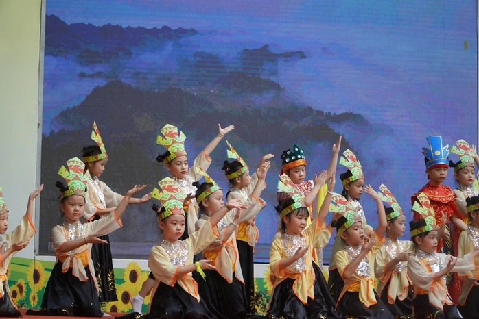 Hóa thân thành nhân vật lịch sử, học sinh lớp 1 "bùng nổ" với hành trình "Theo dấu chân anh hùng" Hóa thân thành nhân vật lịch sử, học sinh lớp 1 "bùng nổ" với hành trình "Theo dấu chân anh hùng"