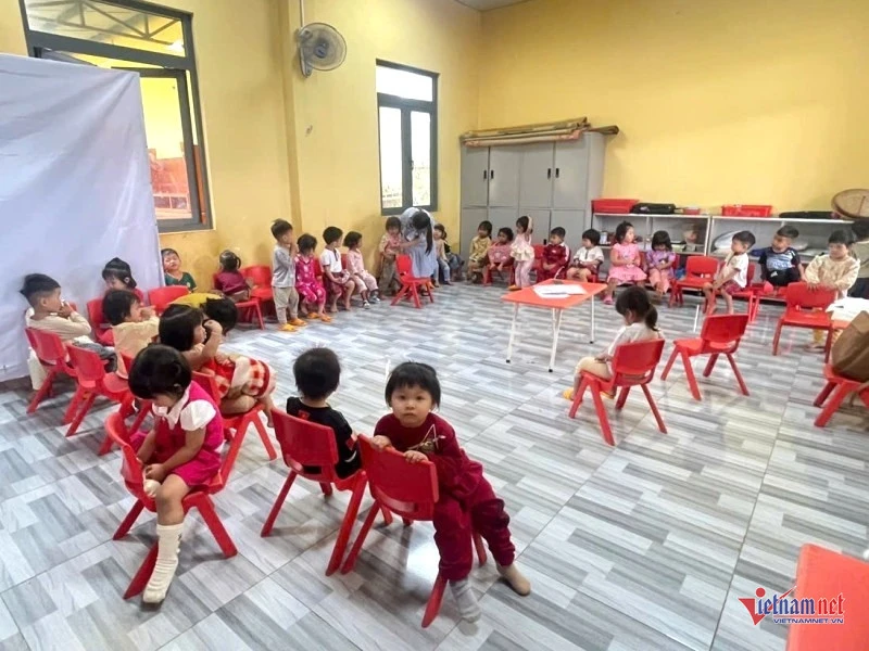 Học 'ké' ở nhà văn hóa thôn, nhiều phụ huynh cho trẻ nghỉ học chờ trường mới Học 'ké' ở nhà văn hóa thôn, nhiều phụ huynh cho trẻ nghỉ học chờ trường mới