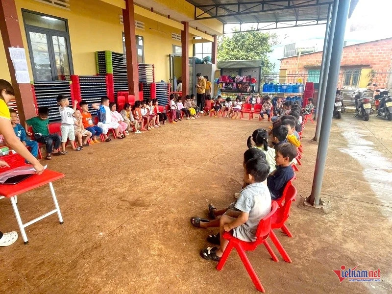 Học 'ké' ở nhà văn hóa thôn, nhiều phụ huynh cho trẻ nghỉ học chờ trường mới Học 'ké' ở nhà văn hóa thôn, nhiều phụ huynh cho trẻ nghỉ học chờ trường mới
