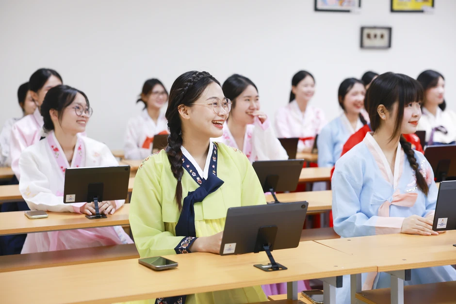 Học ngoại ngữ trong thời đại AI: Sinh viên cần gì để không bị thay thế?