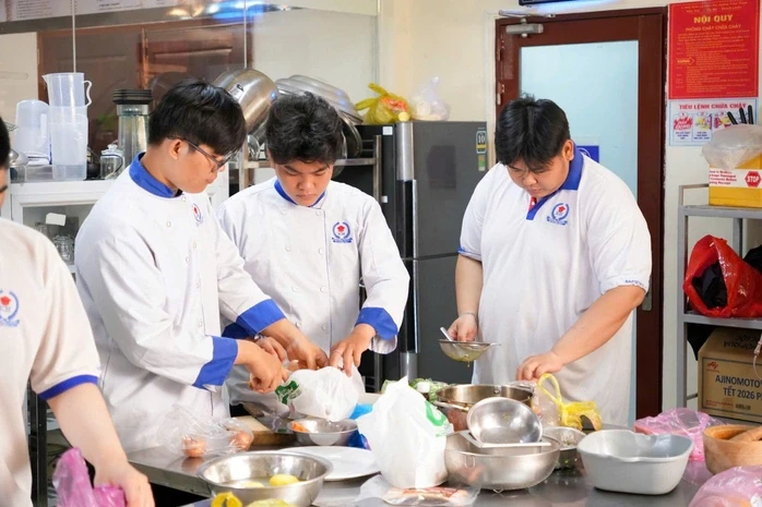 Học nhóm ngành dịch vụ - du lịch trong thời đại AI, con người có bị mất việc? Học nhóm ngành dịch vụ - du lịch trong thời đại AI, con người có bị mất việc?