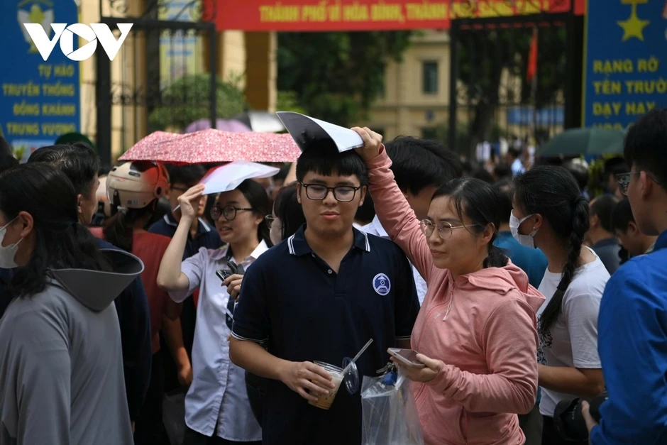 Học phí đại học tăng mạnh: Nỗi lo “gánh nặng kép” của phụ huynh Học phí đại học tăng mạnh: Nỗi lo “gánh nặng kép” của phụ huynh