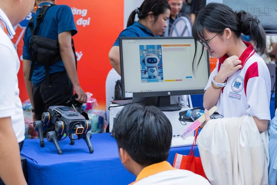 Học phí đại học tăng mạnh: Nỗi lo “gánh nặng kép” của phụ huynh Học phí đại học tăng mạnh: Nỗi lo “gánh nặng kép” của phụ huynh