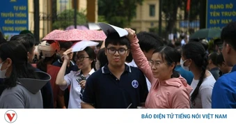 Học phí đại học tăng mạnh: Nỗi lo “gánh nặng kép” của phụ huynh
