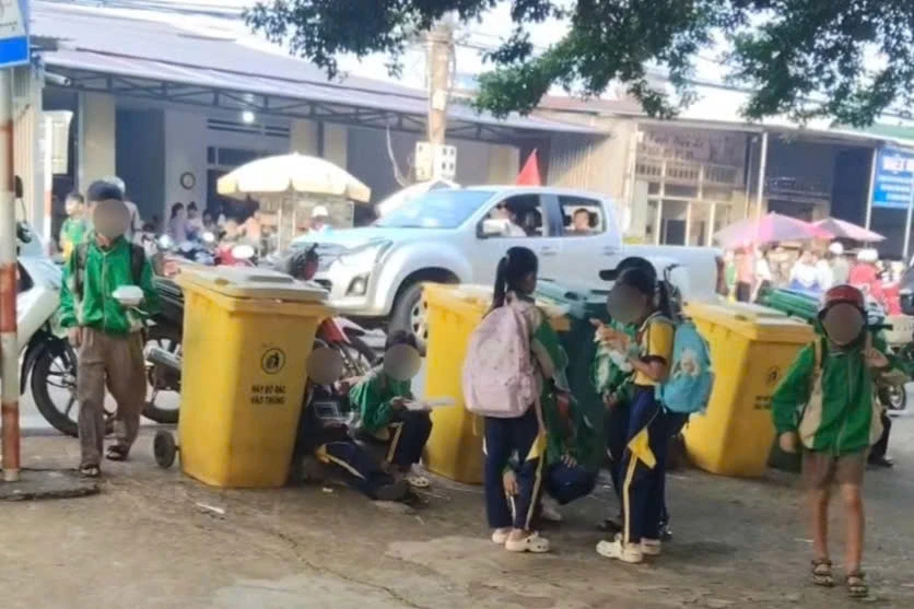Học sinh ăn sáng cạnh thùng rác vì... không được mang đồ ăn vào trường Học sinh ăn sáng cạnh thùng rác vì... không được mang đồ ăn vào trường