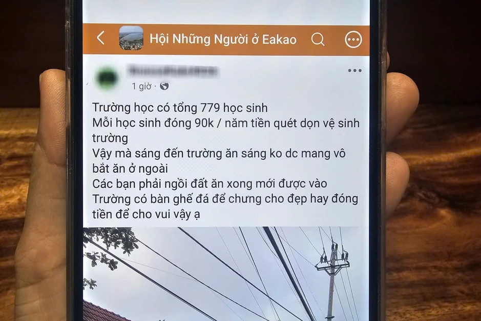 Học sinh ăn sáng cạnh thùng rác vì... không được mang đồ ăn vào trường Học sinh ăn sáng cạnh thùng rác vì... không được mang đồ ăn vào trường